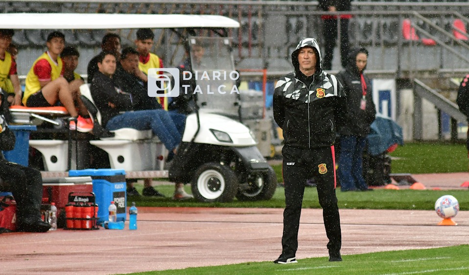Ivo Basay se sinceró tras la goleada: “Estamos con la soga hasta el cogote”